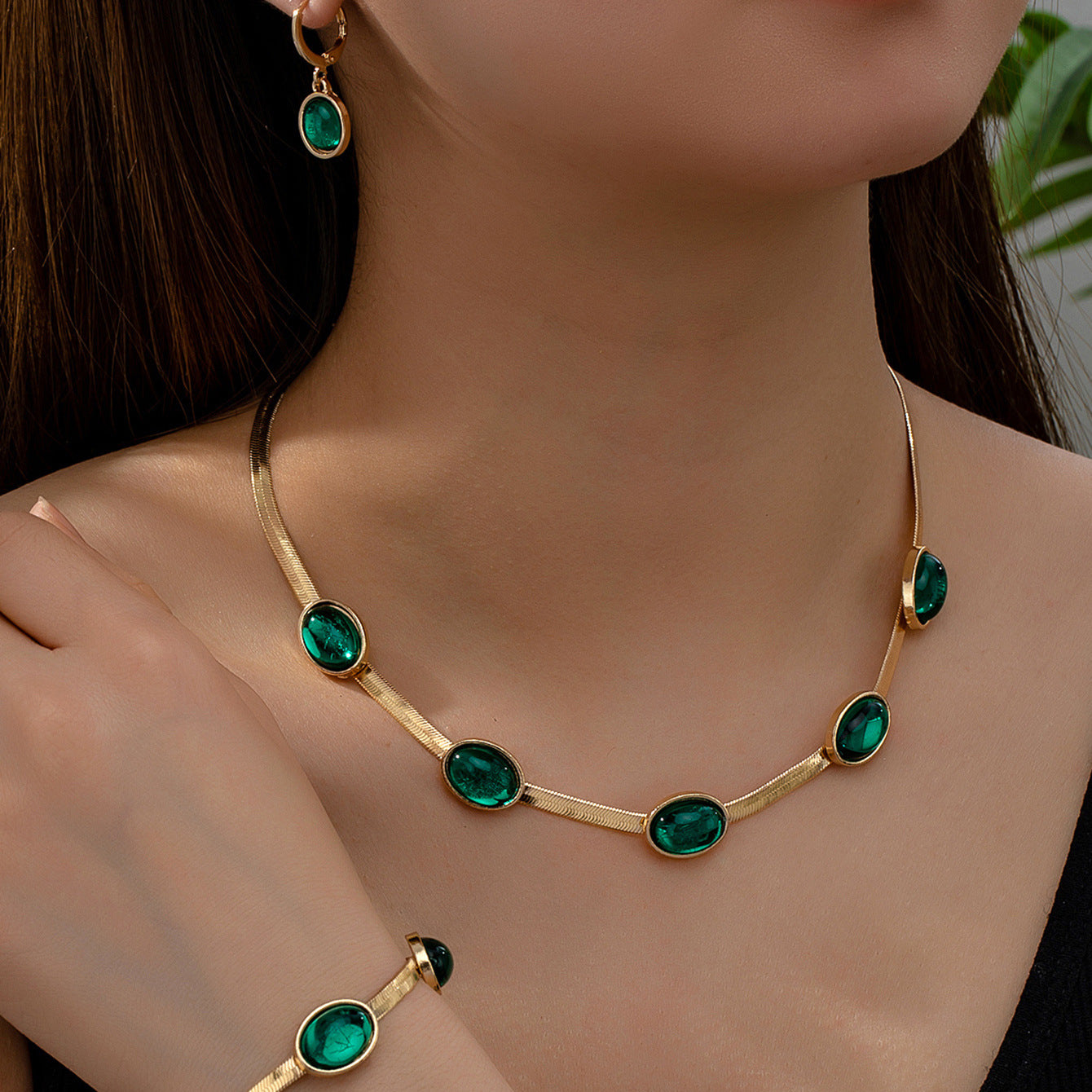 Emerald Elegance Jewelry Set – Gold-Tone Necklace, Bracelet & Earrings