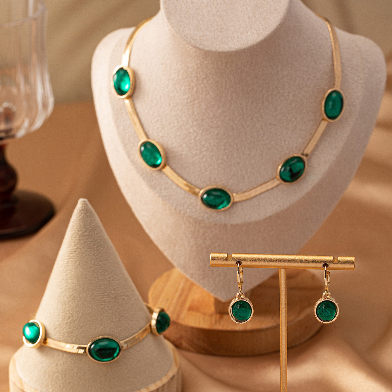 Emerald Elegance Jewelry Set – Gold-Tone Necklace, Bracelet & Earrings