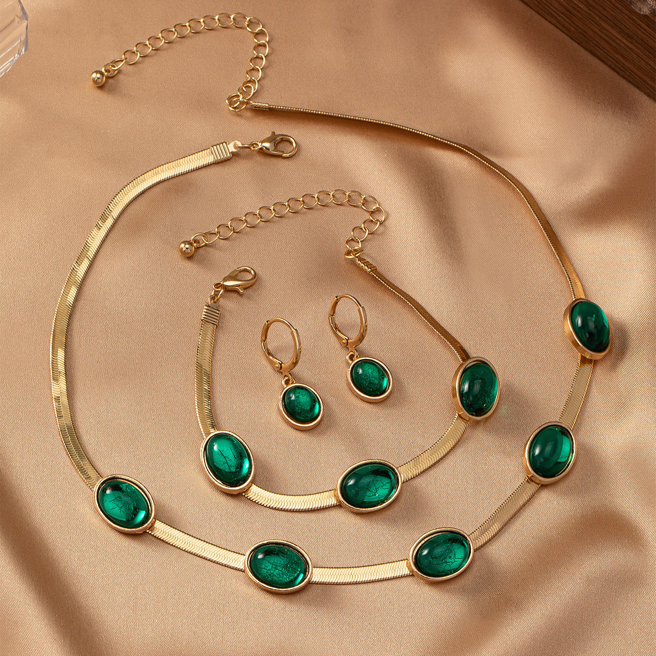 Emerald Elegance Jewelry Set – Gold-Tone Necklace, Bracelet & Earrings